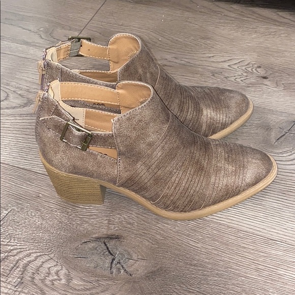 Tan Ankle Booties with Size Buckle Size 7 NIB - Picture 2 of 5